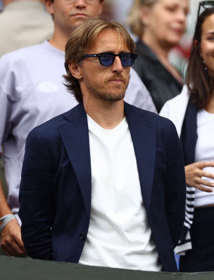 KAIYUN SPORTS-记者：莫德里奇已经与AC米兰完成签约，现在已离开俱乐部总部